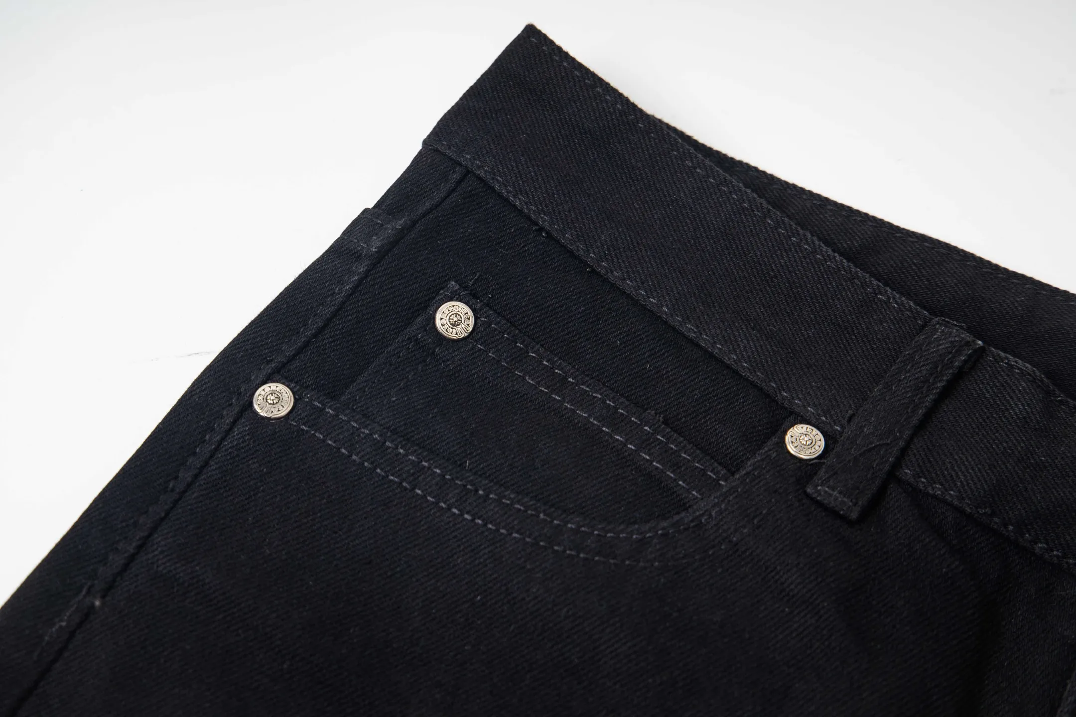 P240 Chrome Hearts black denim jeans with purple leopard print. CH jeans need to be washed and then disassembled and hand-stitched with sheepskin cross leather and then spliced ​​together. The whole piece has too many craftsmanship to explain. The patchwork cross pattern is embellished, and the high-waisted washed jeans! ! Absolutely high-end luxury products, god-level single products and super popular products, made with top heavy industry, a must-see magic weapon. Customized hardware. The fabric is thick and soft after washing. It has good breathability. Customized small leather label. Unique design. The details are simple and elegant, and the workmanship is exquisite. The entire trousers are neatly routed and the details are in place! It’s so cool that both men and women can easily control the genderless trend! Style number: 1798# Color: black Size: 28 30 32 34 36